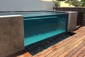 glass window used in infinity pool